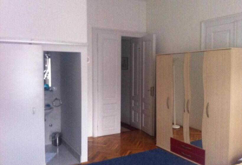 اتاق استاندارد با سرویس بهداشتی مشترک, Hostel Residence