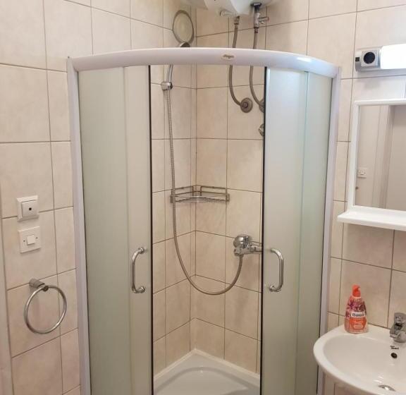 اتاق استاندارد با سرویس بهداشتی مشترک, Hostel Residence