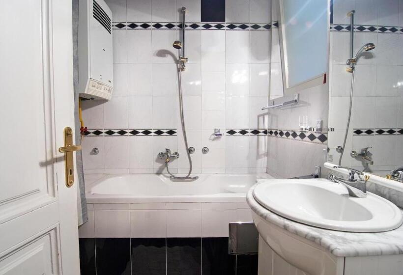 اتاق استاندارد چهار تخته, Hostel Residence