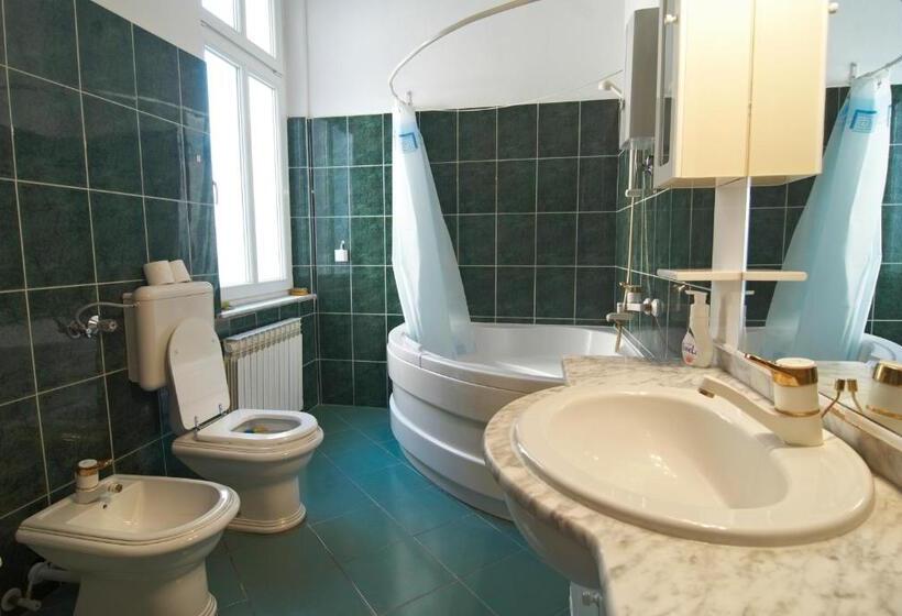 اتاق استاندارد سه تخته با سرویس بهداشتی مشترک, Hostel Residence