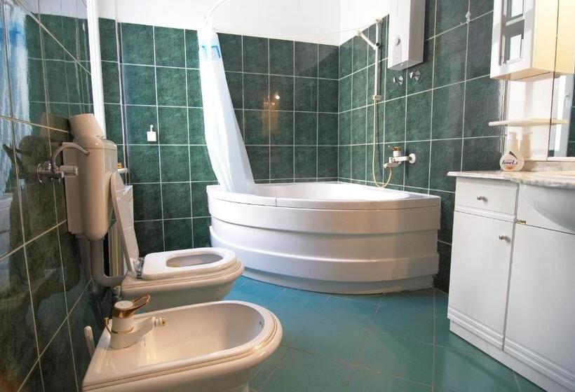 اتاق استاندارد سه تخته با سرویس بهداشتی مشترک, Hostel Residence