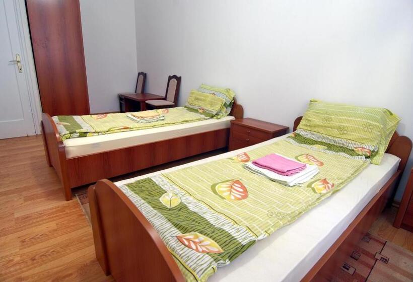 اتاق استاندارد سه تخته با سرویس بهداشتی مشترک, Hostel Residence