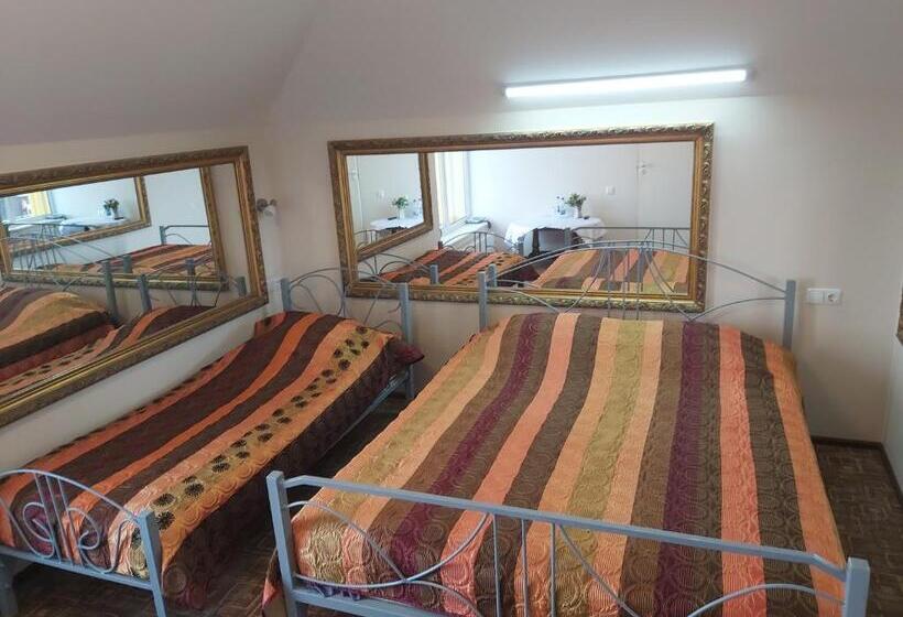 اتاق استاندارد سه نفره, Geltona