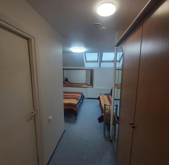 اتاق استاندارد سه نفره, Geltona