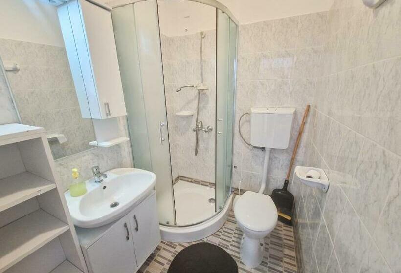 标准间, Weinberger Vendégház