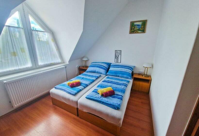 标准间, Weinberger Vendégház