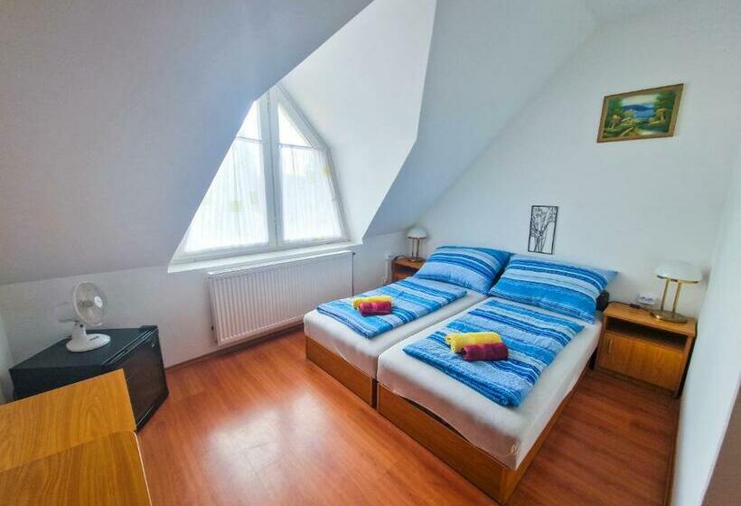 标准间, Weinberger Vendégház