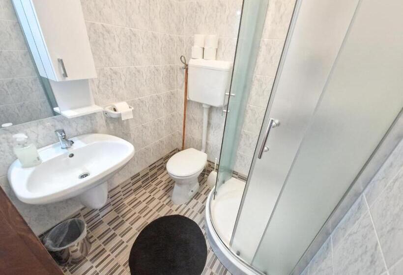 标准三人间, Weinberger Vendégház