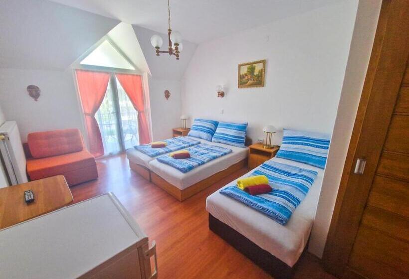 标准三人间, Weinberger Vendégház