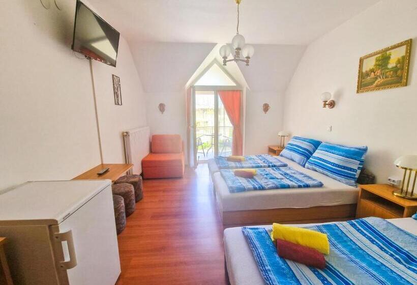 标准三人间, Weinberger Vendégház