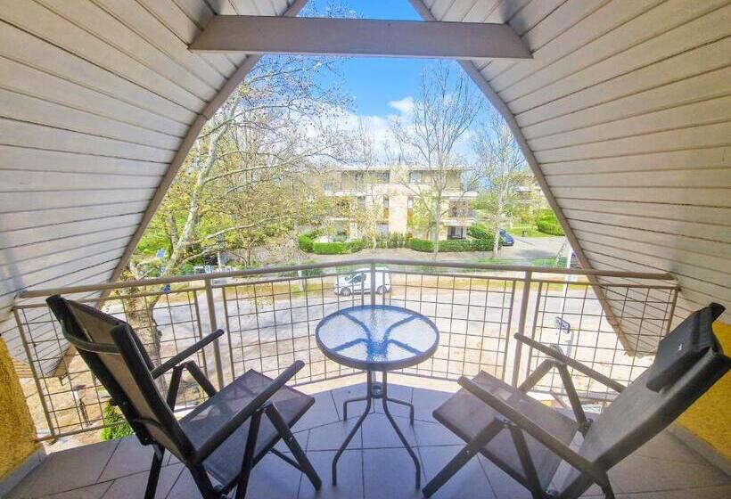 标准三人间, Weinberger Vendégház