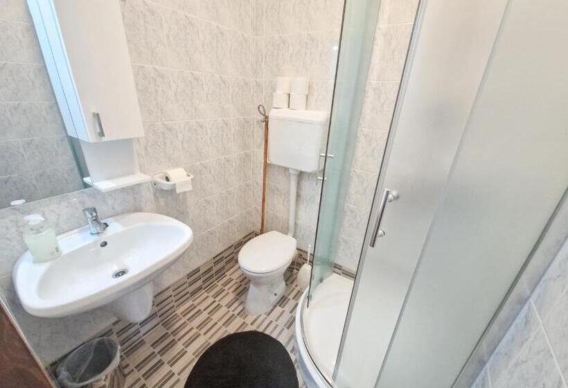 四人标准间, Weinberger Vendégház