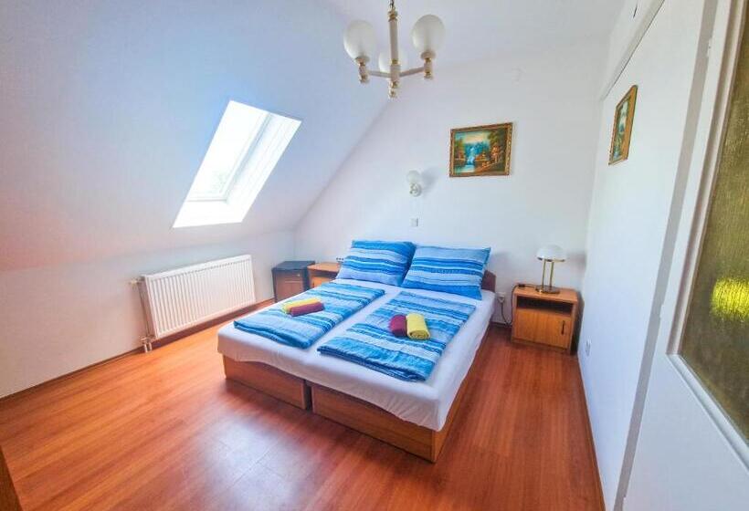 标准间, Weinberger Vendégház