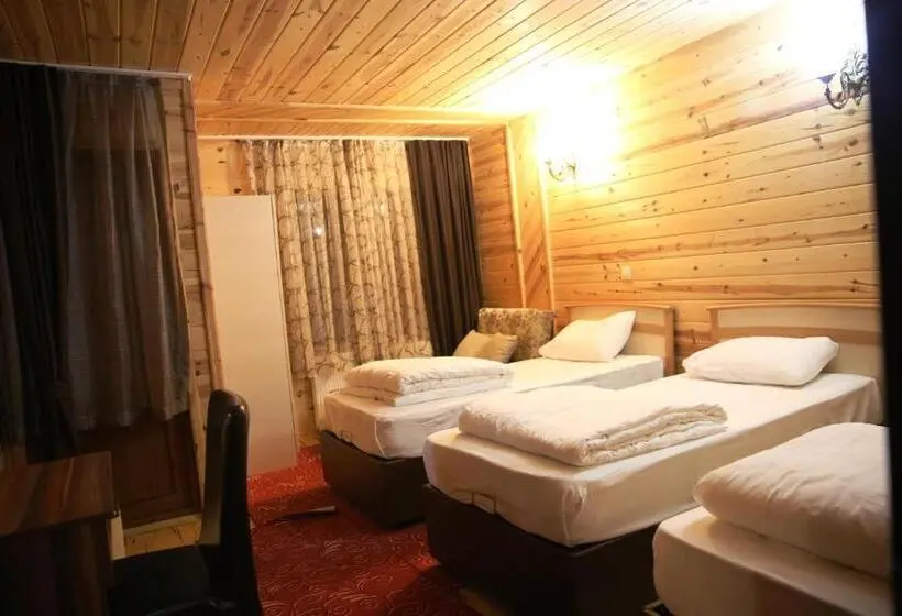 اتاق استاندارد سه تخته با بالکن, Yedigoller Hotel & Restaurant