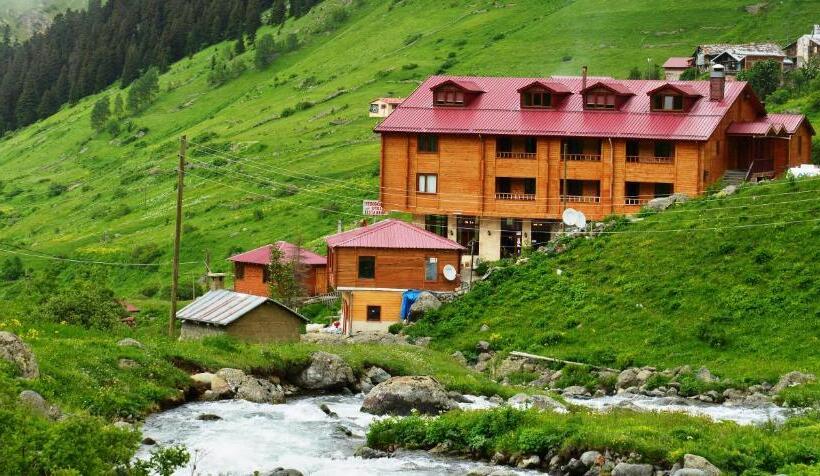 Трехместный Номер Стандарт с Балконом, Yedigoller Hotel & Restaurant