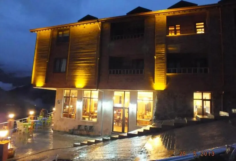سوییت خانوادگی, Yedigoller Hotel & Restaurant