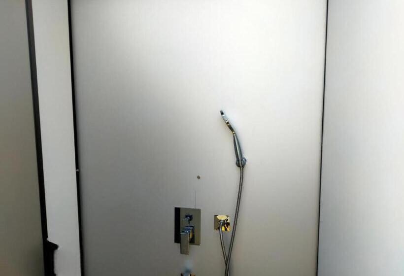 Pat in Cameră Comună, Pub Ceylon Hostel