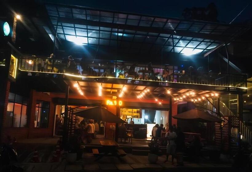 Standard Triple Room with Terrace, Pub Ceylon Hostel