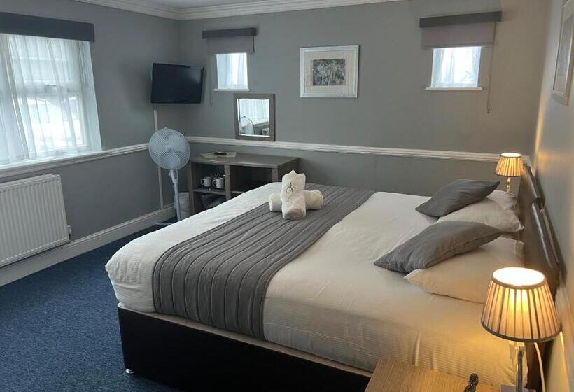Номер Стандарт, Corner House Hotel Gatwick With Bookable Holiday Parking
