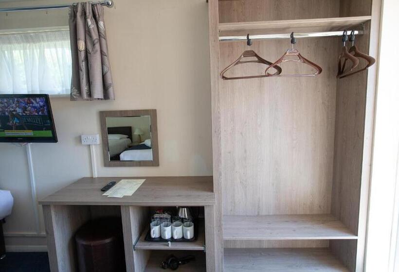 Номер Стандарт Трехместный, Corner House Hotel Gatwick With Bookable Holiday Parking