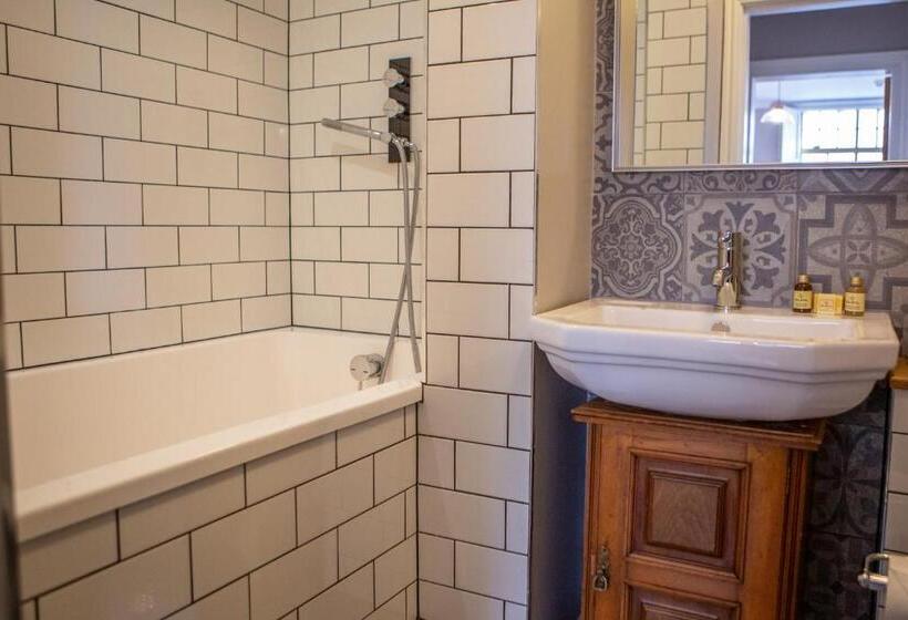 Suite with lake view, Haweswater Hotel