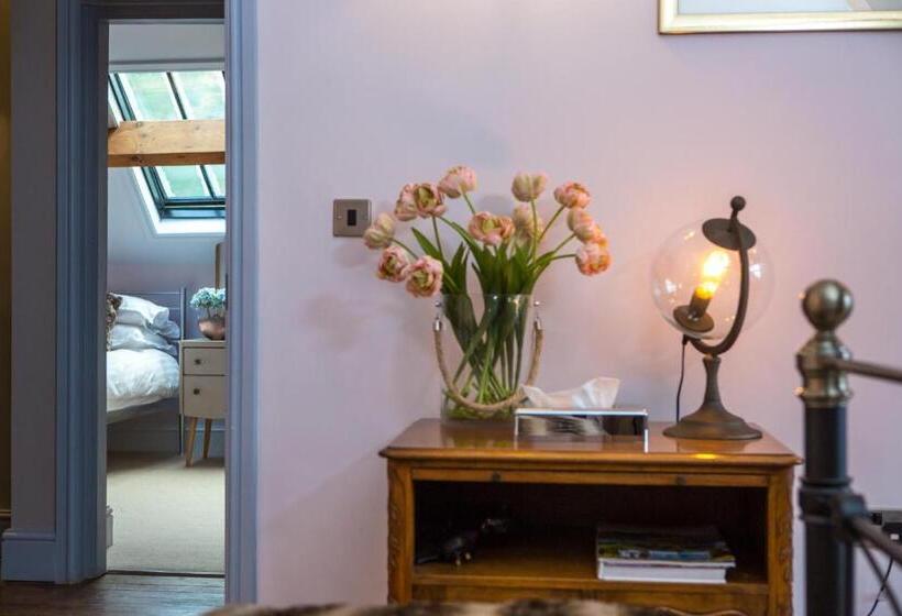 Suite with lake view, Haweswater Hotel