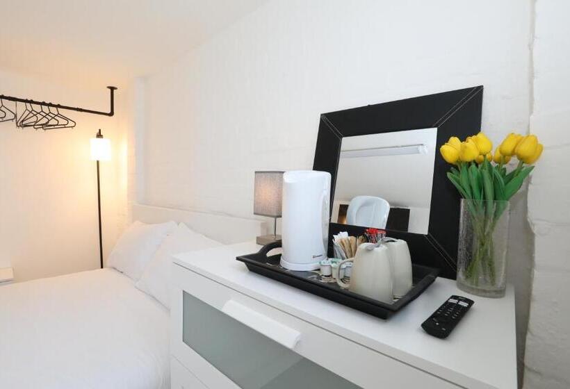 四人标准间, Anchor Guest House