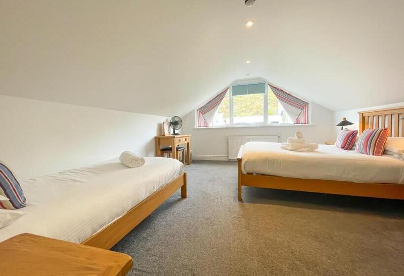 جناح عائلي, Driftwood Spars