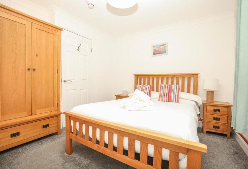 جناح عائلي, Driftwood Spars