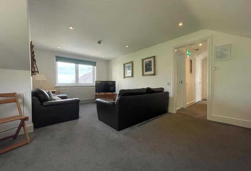 جناح عائلي, Driftwood Spars