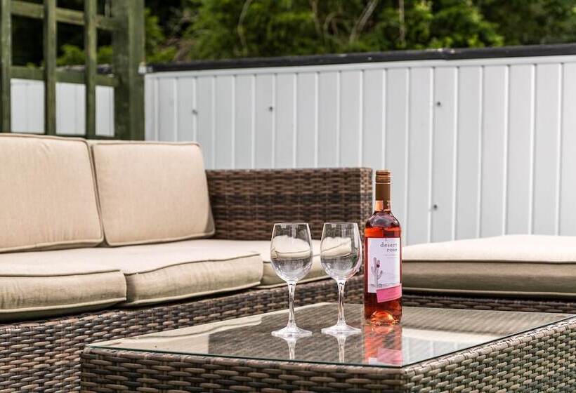 高级大房间, Orestone Manor