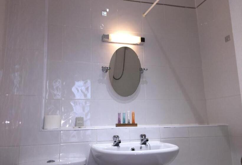 Номер Стандарт Трехместный, The Westlynne Hotel & Apartments