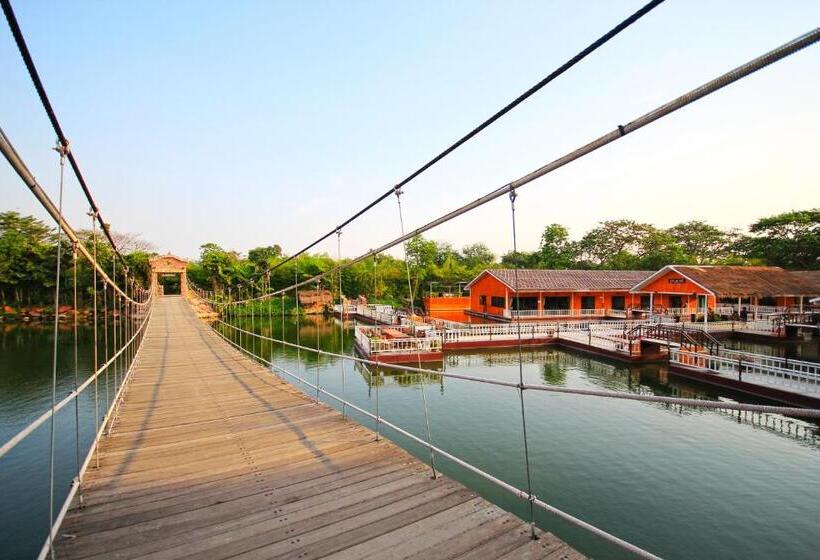 Deluxe room with river view, Chawalun Resort