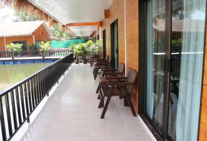 Deluxe room with river view, Chawalun Resort