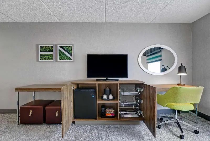 身障者適用キングサイズベッドルーム, Hampton Inn & Suites By Hilton Belleville