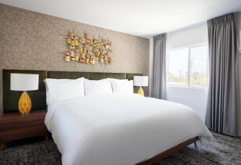 اتاق لوکس با تخت بزرگ, The Cole Adults Only