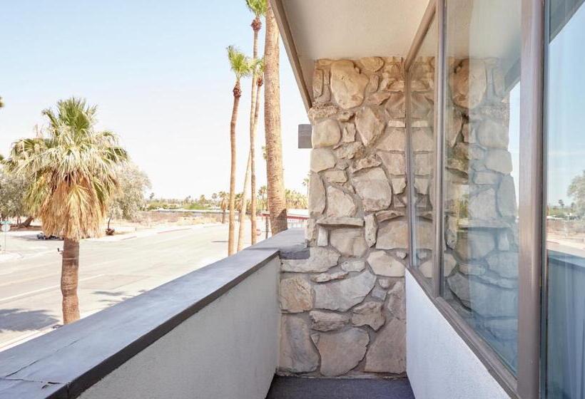 اتاق سوپریور با تخت بزرگ, The Cole Adults Only