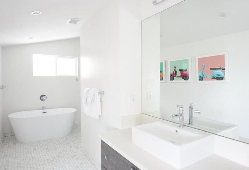 اتاق سوپریور با تخت بزرگ, The Cole Adults Only