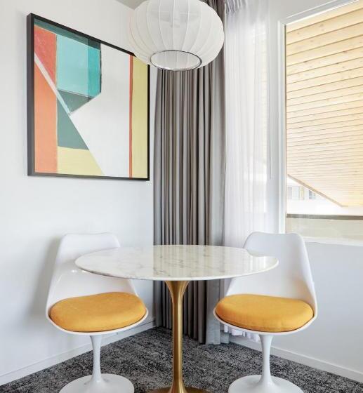 اتاق سوپریور با تخت بزرگ, The Cole Adults Only