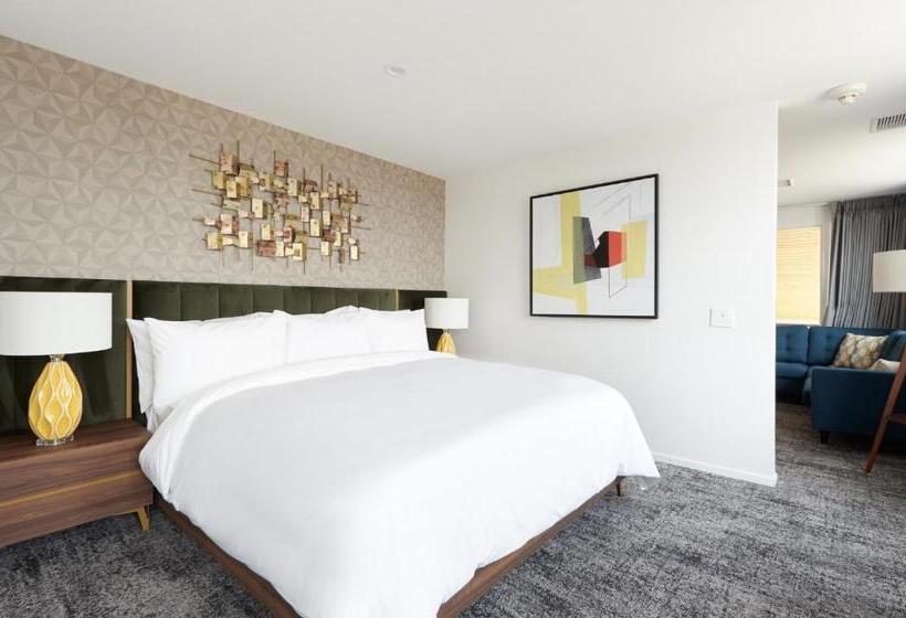 اتاق سوپریور با تخت بزرگ, The Cole Adults Only