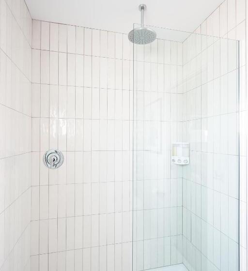 اتاق استاندارد با تخت بزرگ برای معلولان, The Cole Adults Only