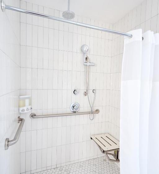 اتاق استاندارد با تخت بزرگ برای معلولان, The Cole Adults Only