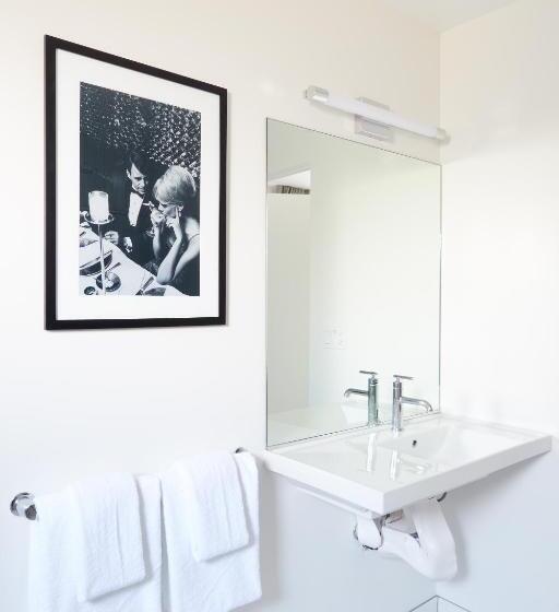 اتاق استاندارد با تخت بزرگ برای معلولان, The Cole Adults Only