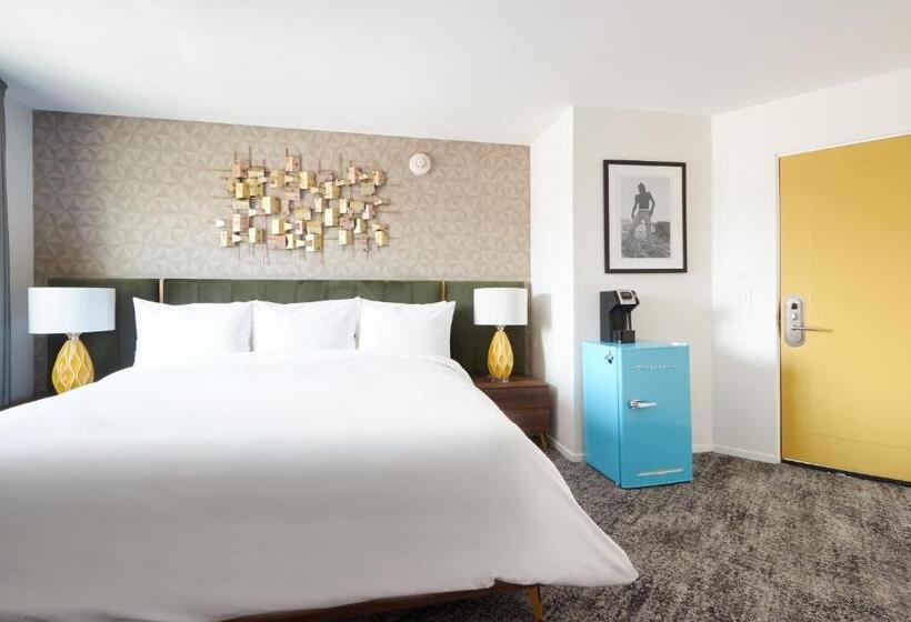 اتاق استاندارد با تخت بزرگ برای معلولان, The Cole Adults Only