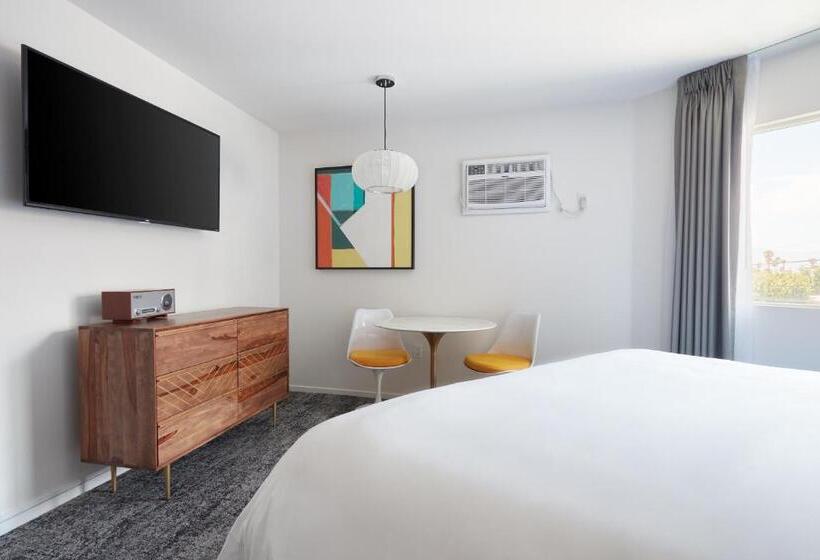 اتاق استاندارد با تخت بزرگ برای معلولان, The Cole Adults Only