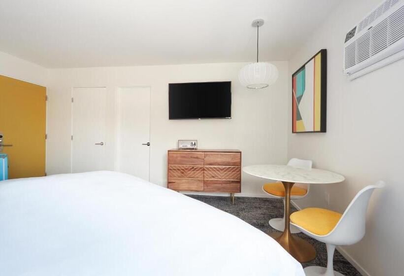 اتاق استاندارد با تخت بزرگ, The Cole Adults Only