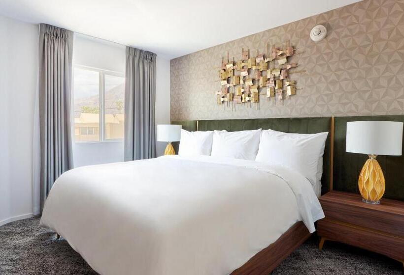 اتاق استاندارد با تخت بزرگ, The Cole Adults Only