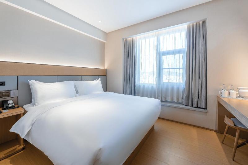 标准单人间, Carmen Teresa