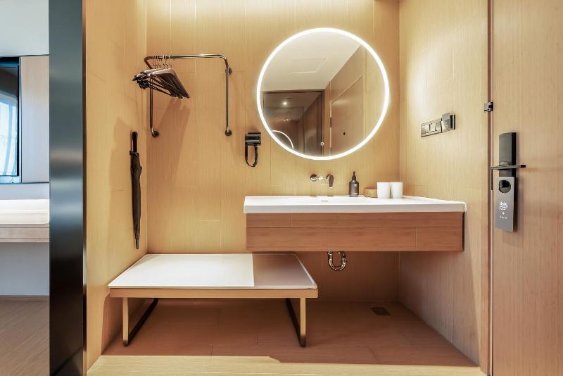 标准单人间, Carmen Teresa