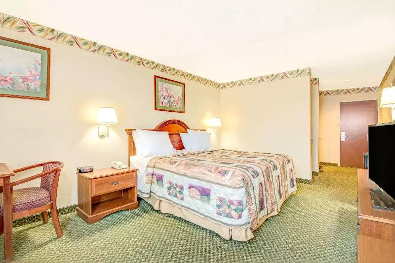 キングサイズベッドのスタンダードルーム, Days Inn By Wyndham Louisburg